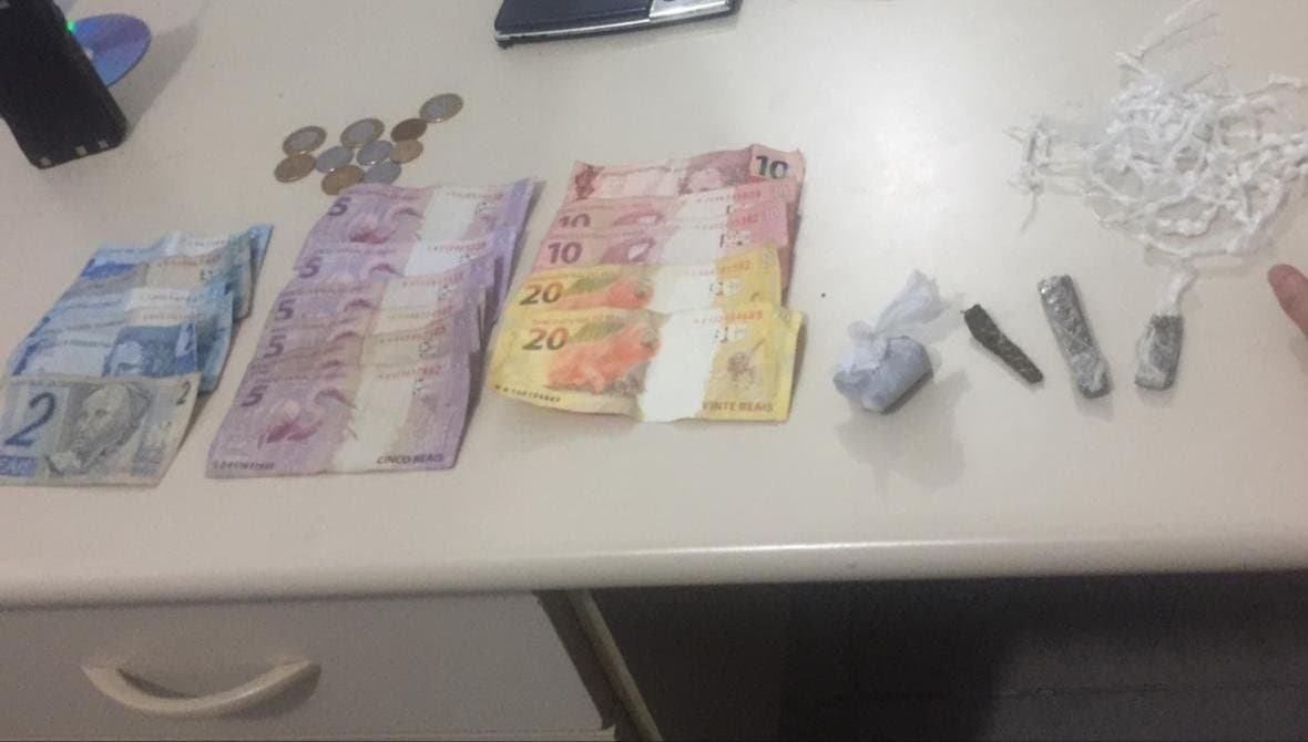 Dois adolescentes são apreendidos com 86 pedras de crack e maconha