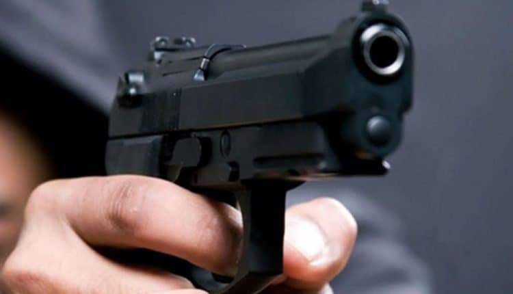 Homem tem motocicleta roubada por criminoso armado