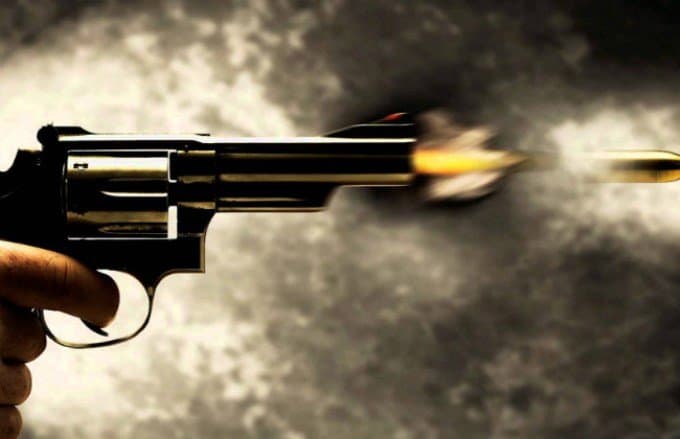 Mulher leva três tiros e consegue escapar