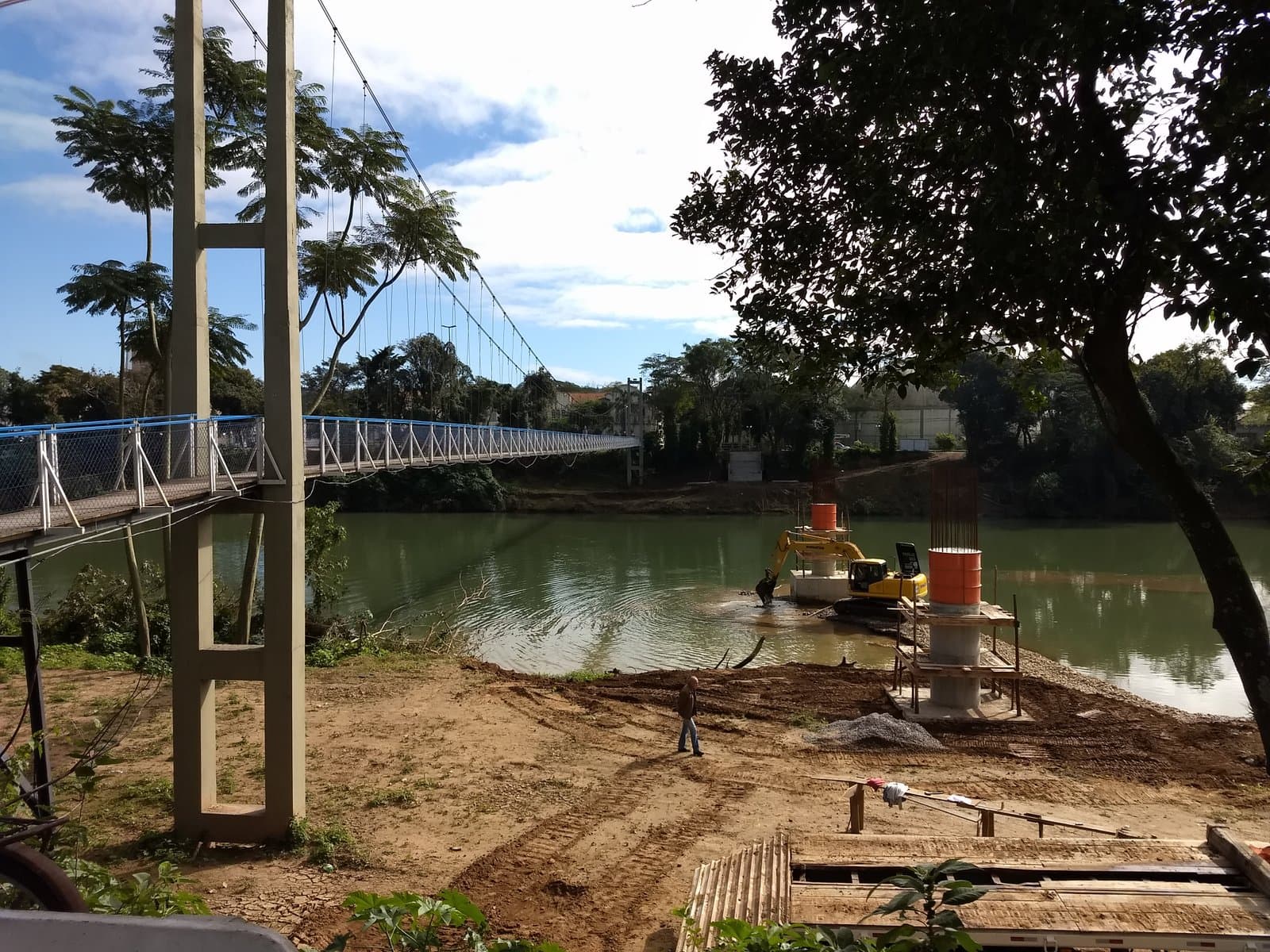 Construção da passarela em frente à Unisul é retomada
