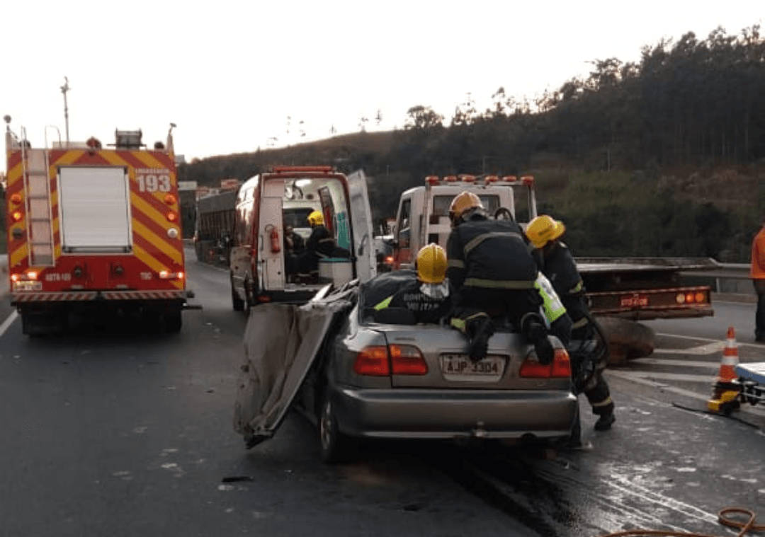 Mulher fica gravemente ferida em acidente na BR-101