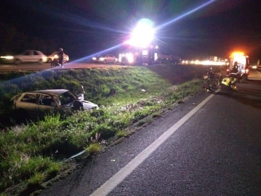 Pai e filhos ficam feridos em capotamento na BR-101