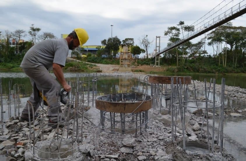 Estaqueamento da passarela de concreto em construção é concluído