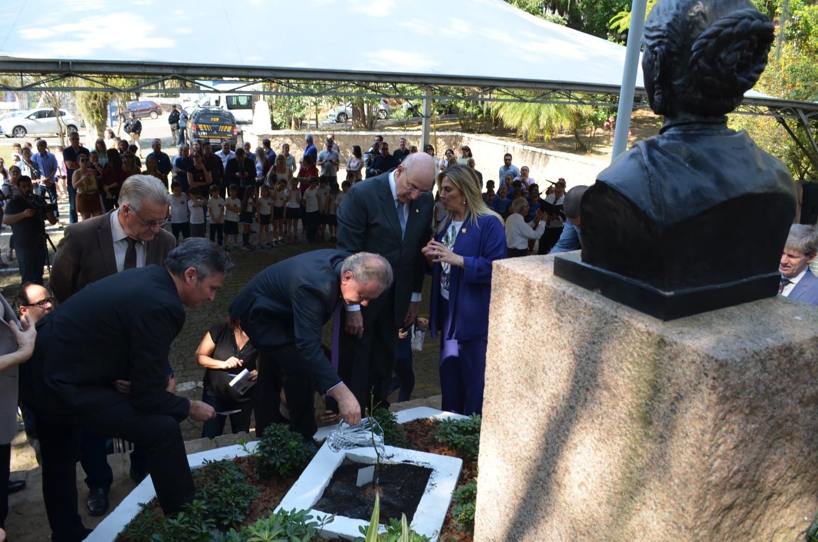 Plantio de rosa clonada marca início das festividades do bicentenário de Anita Garibaldi