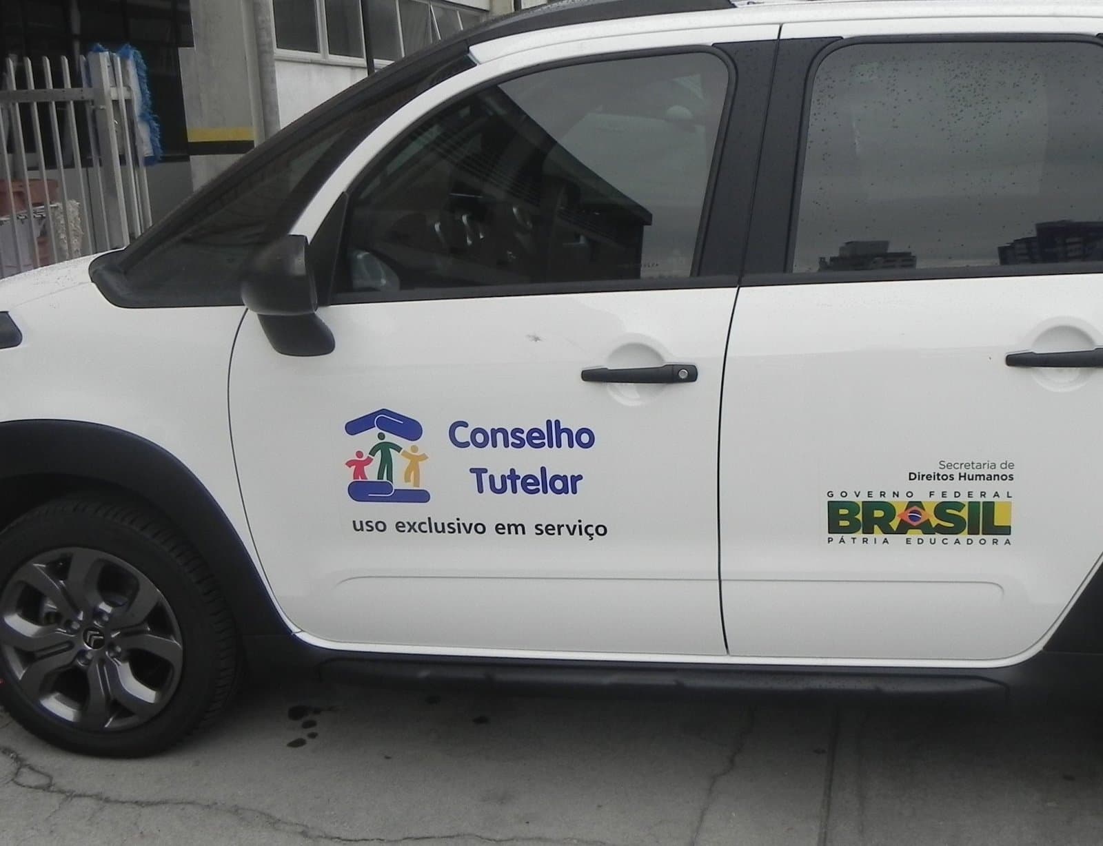 Casal é preso por tráfico na frente do filho pequeno; Conselho Tutelar é acionado