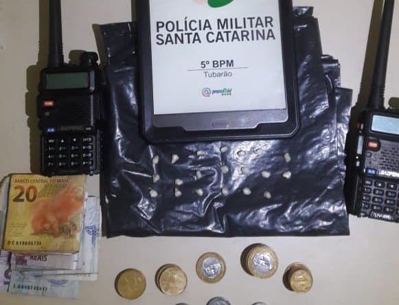 Drogas, dinheiro e rádio comunicadores são apreendidos