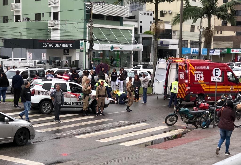 Casal é atropelado na faixa de pedestres