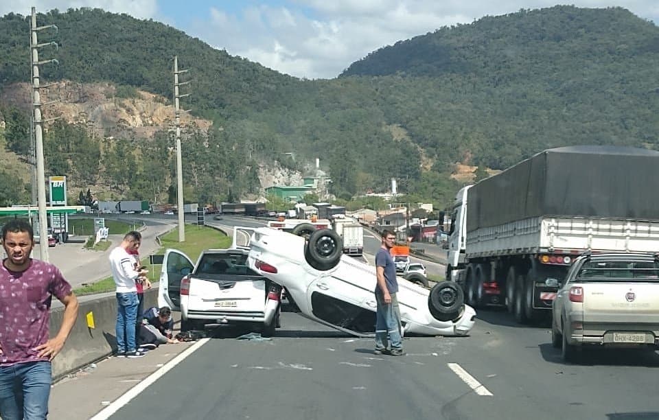 Carro capota ao se envolver em acidente com outros dois veículos