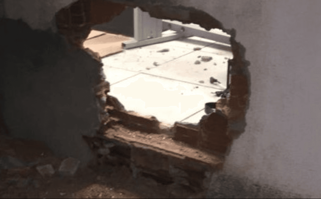 Ladrões fazem buraco na parede de estabelecimento comercial para furtar