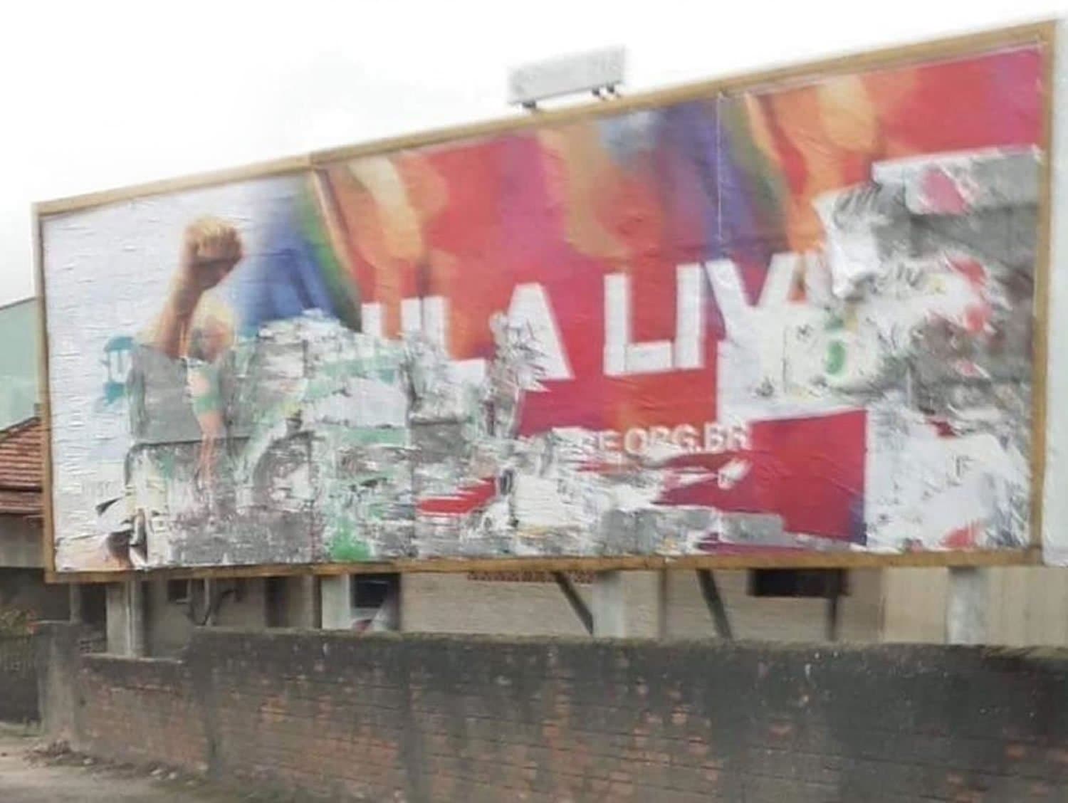 Outdoor da campanha "Lula Livre" é depredado