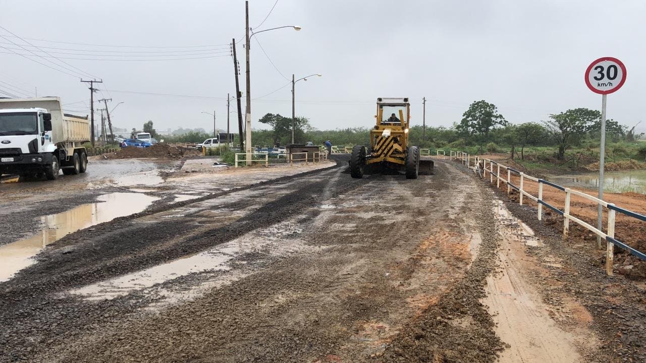 Acessos à ponte provisória da Rua Sílvio Búrigo recebem manutenção