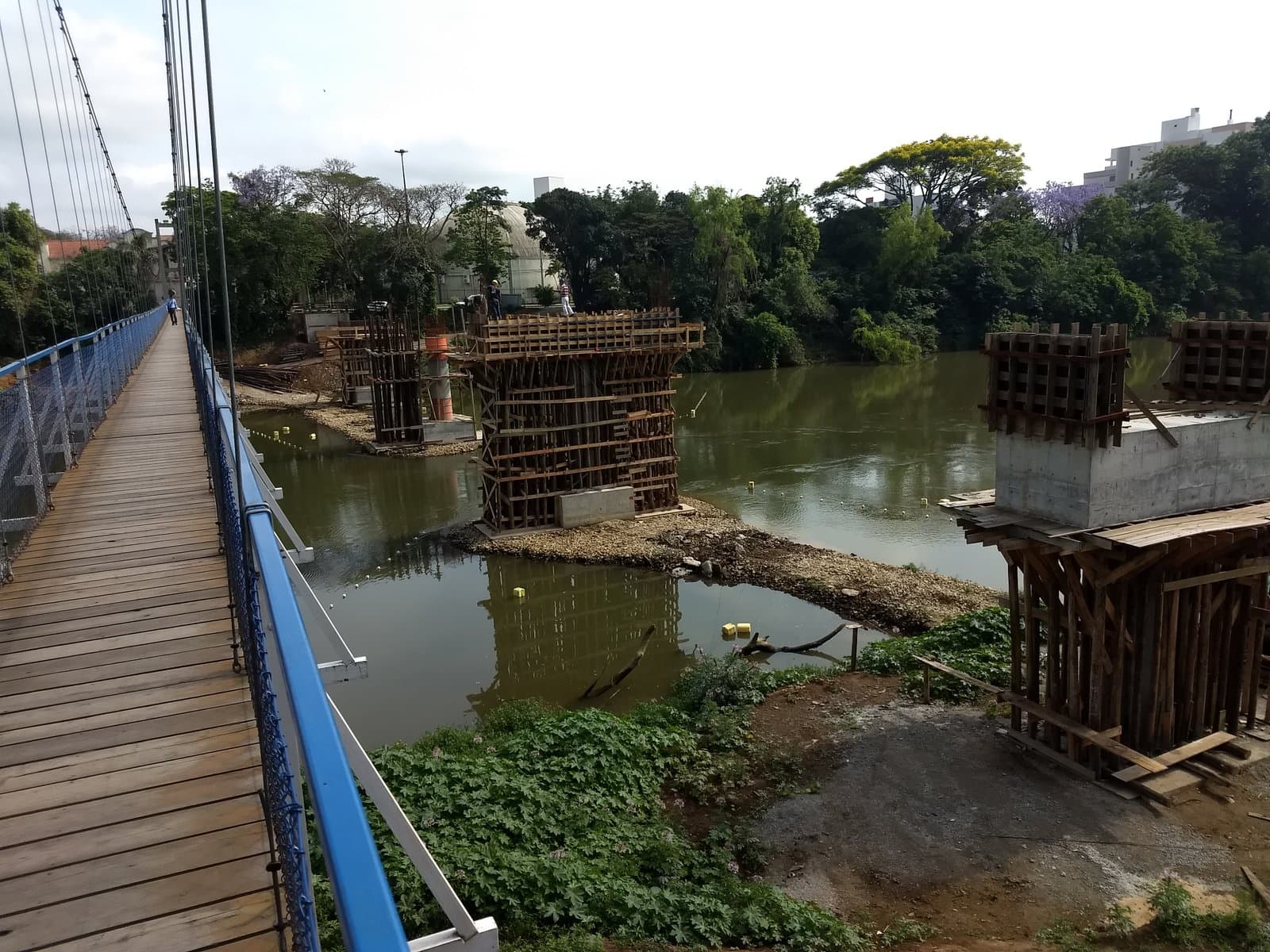 Pilares da passarela de concreto devem estar prontos até 20 de novembro