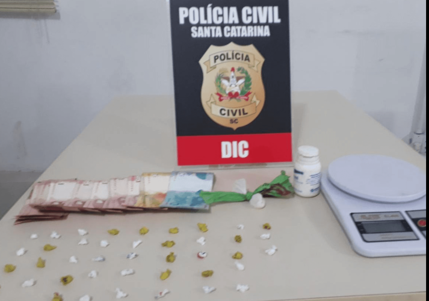 Idoso é preso por traficar drogas em lavação de fachada