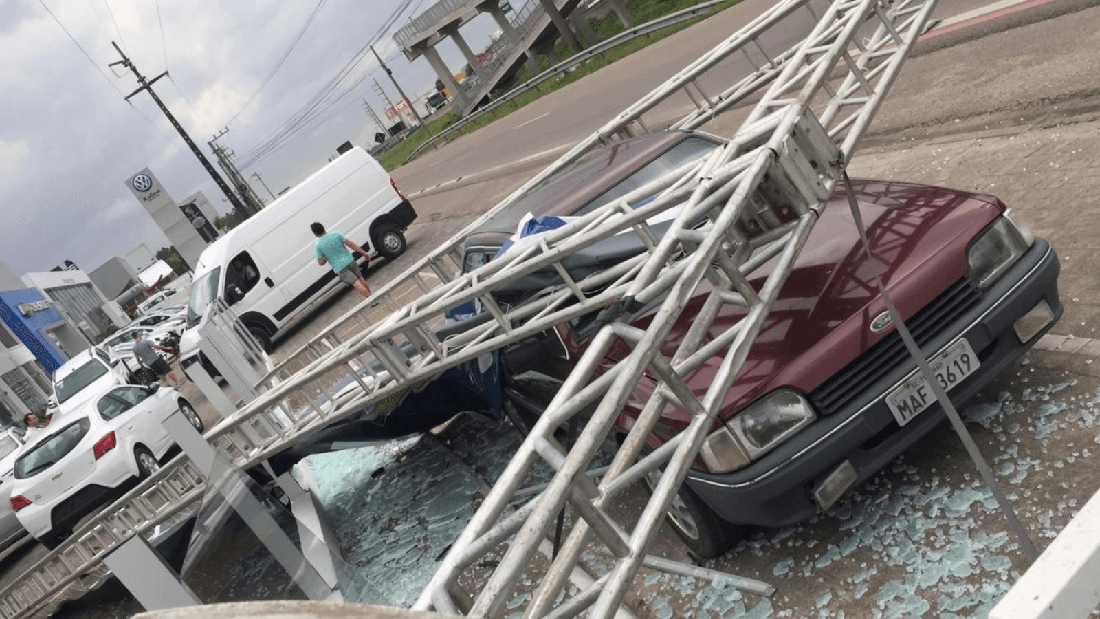 Vento forte provoca estragos