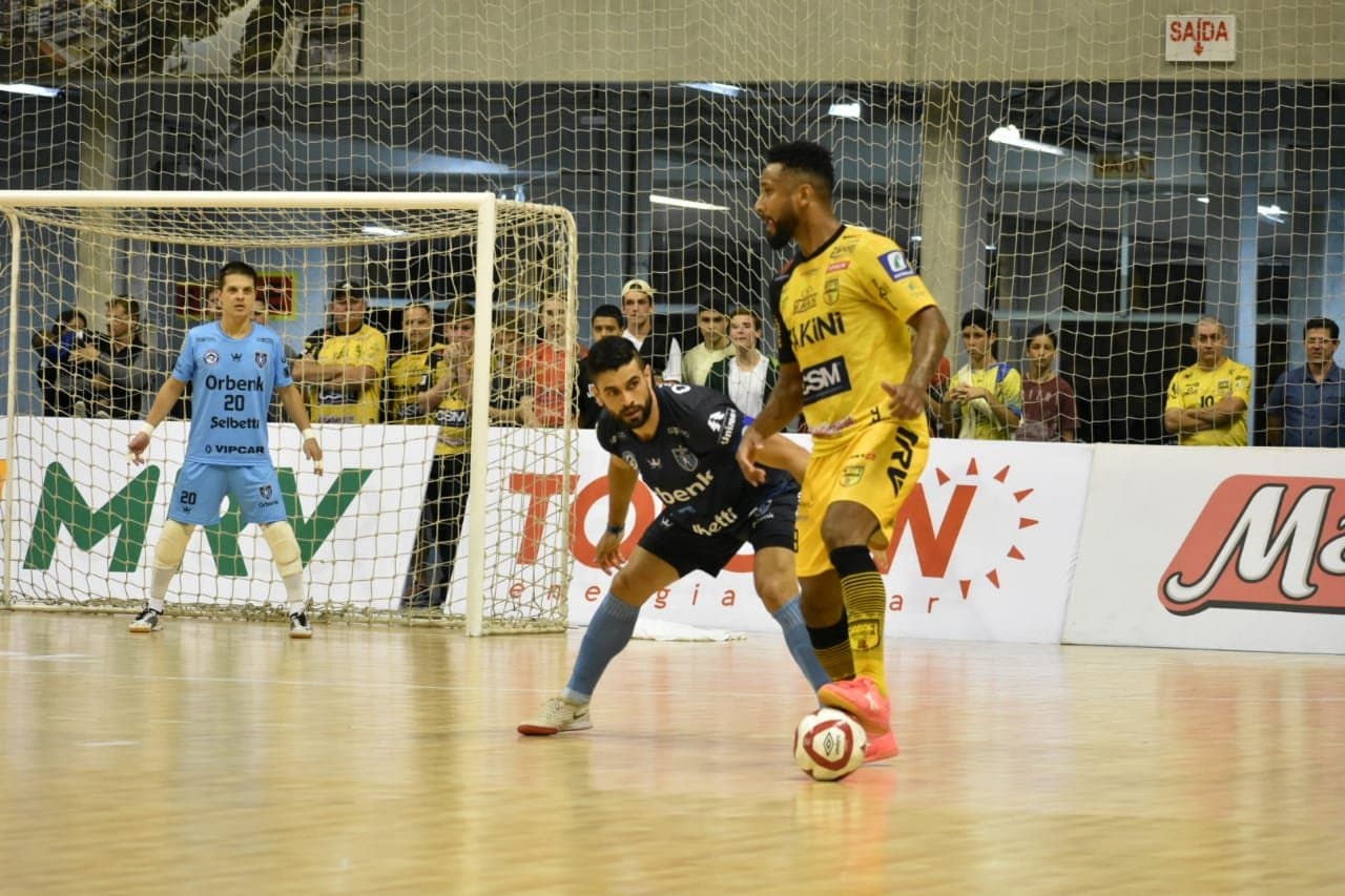 LIGA FUTSAL: Tubarão perde jogo de ida e sofre com contusão de Marcinho