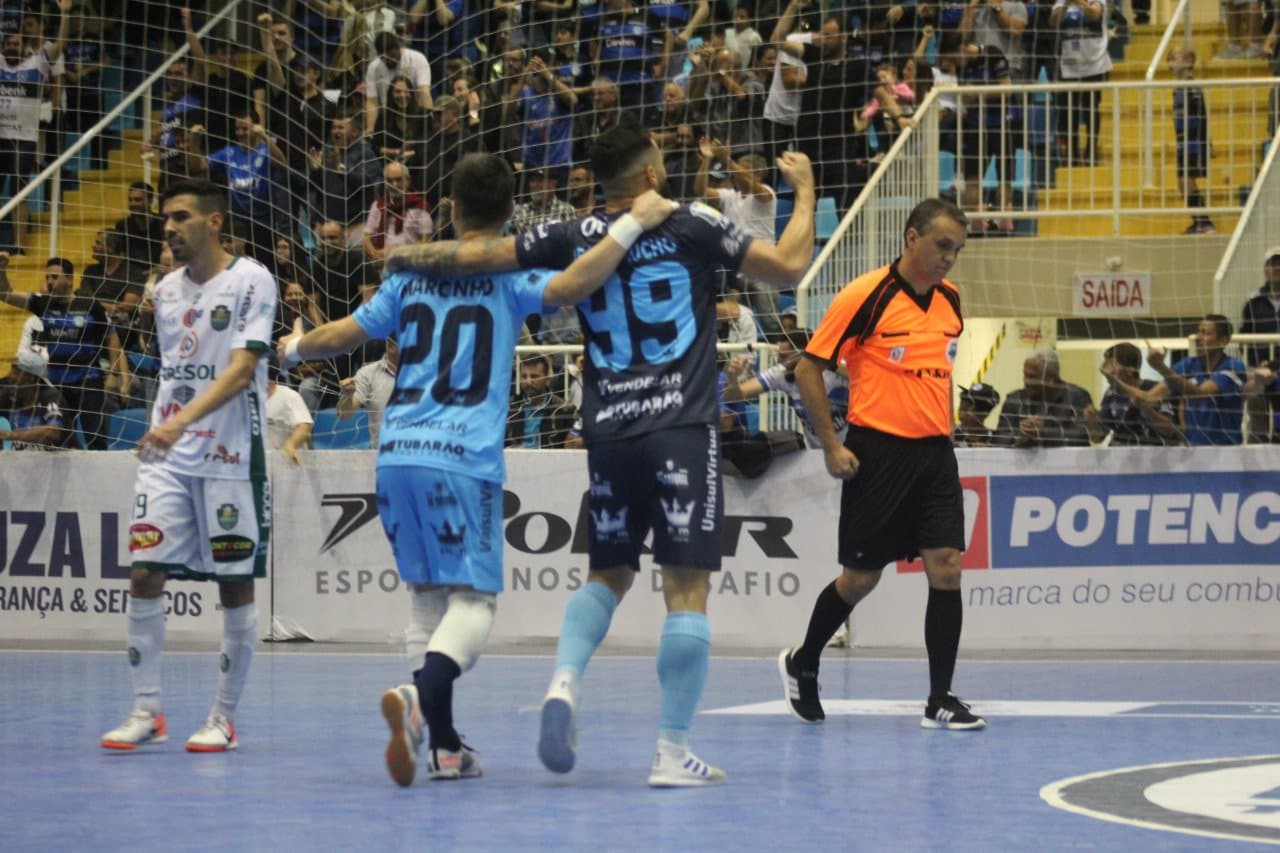 LIGA FUTSAL: Tubarão domina boa parte do jogo e Marcinho salva a classificação para as quartas