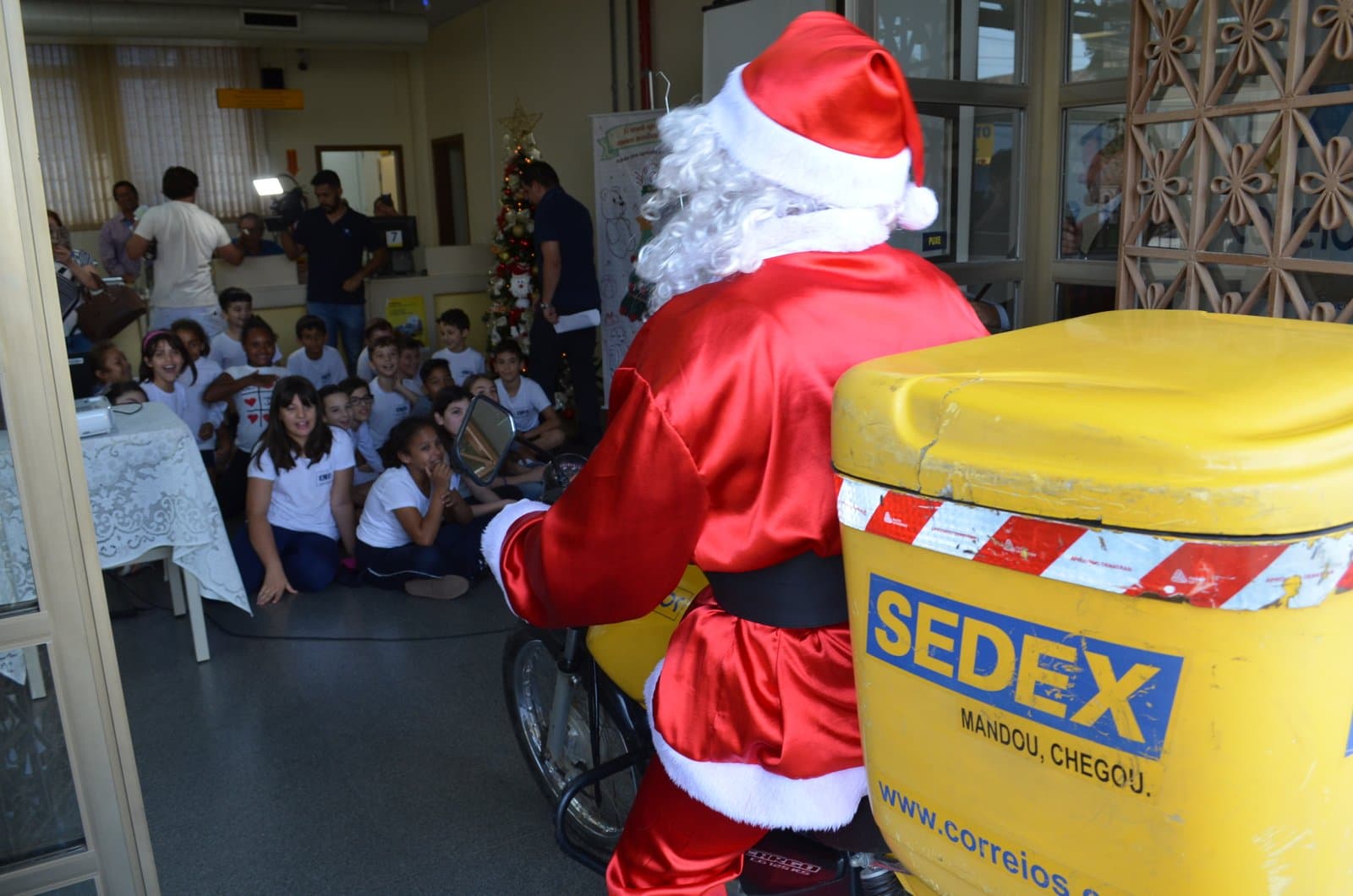 Crianças da Escola Manoel José Antunes participam da campanha “Papai Noel dos Correios”