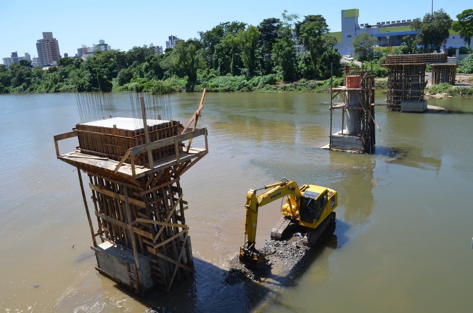 Estruturas de sustentação da passarela de concreto serão finalizadas no próximo mês
