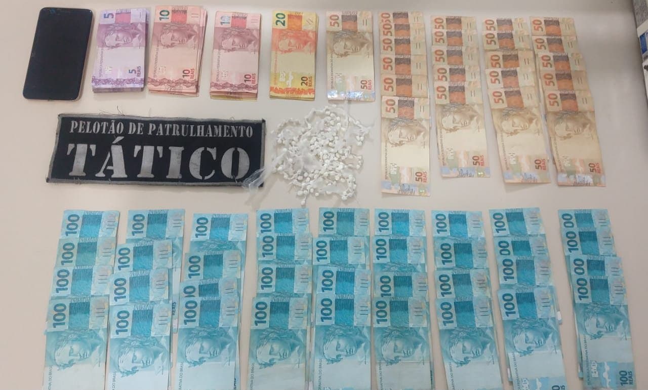 Dois jovens são presos com 220 pedras de crack e mais de 5 mil reais