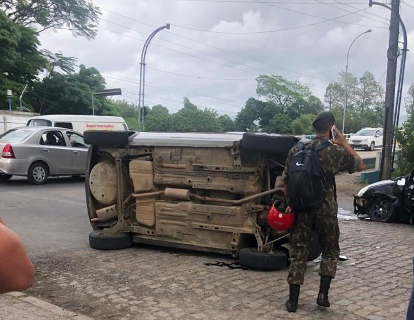 Motorista embriagado e sem CNH é detido após bater e tombar veículo