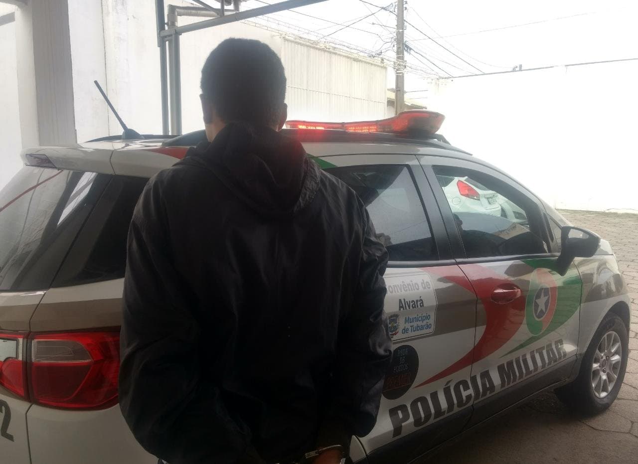 Jovem com mandado em aberto é preso em abordagem de rotina