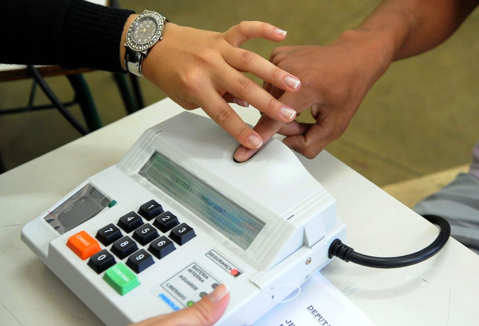 TSE avalia testar urna com biometria de eleitores reais, como pedem militares