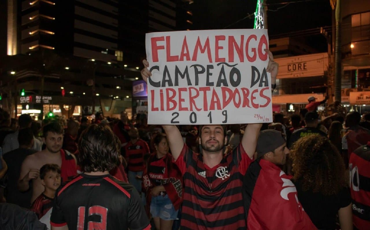 No Centro, torcedores comemoram título do Flamengo na Libertadores da América