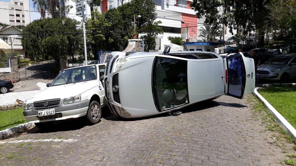 Veículo tomba no pátio do Paço Municipal
