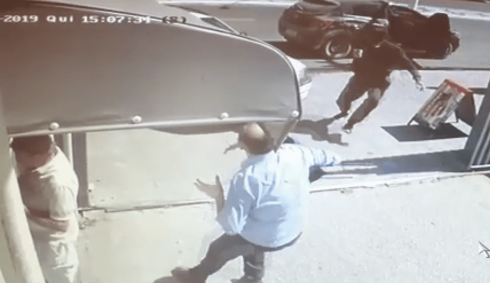 Dupla armada rouba dois malotes de dinheiro, no Centro