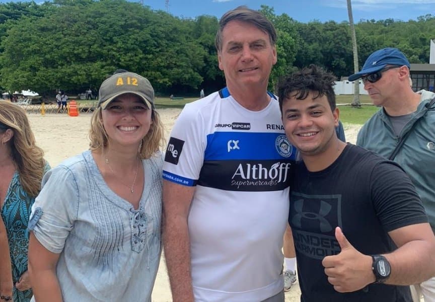 De folga na Bahia, presidente Bolsonaro aparece vestindo camisa do Tubarão