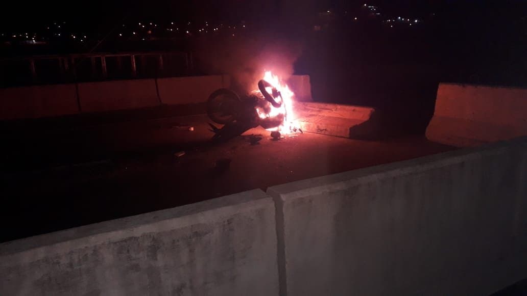 Moto colide em barreira de concreto na Rodovia Ivane Fretta