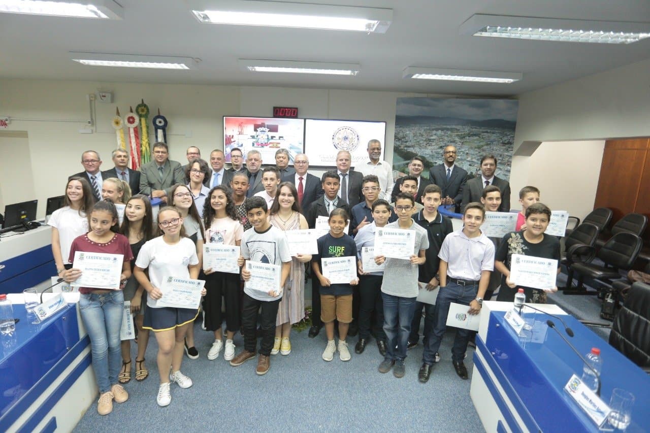 Câmara empossa vereadores mirins