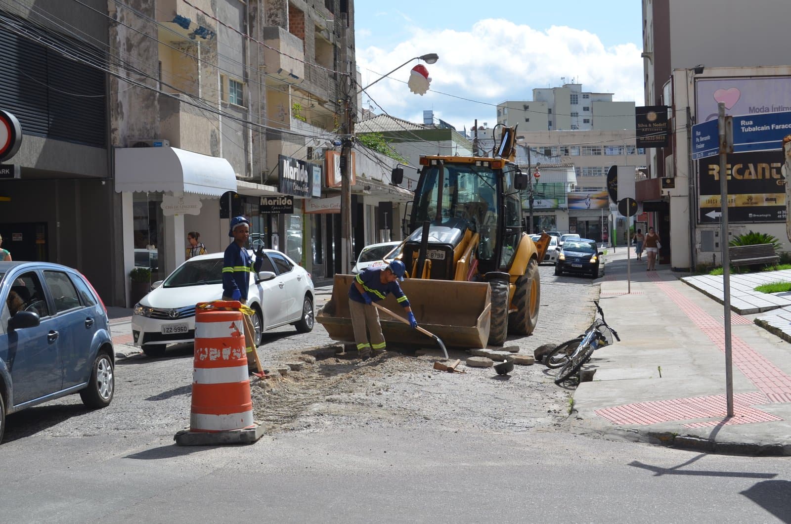 Inicia a pavimentação asfáltica da Rua Padre Bernardo Freuser