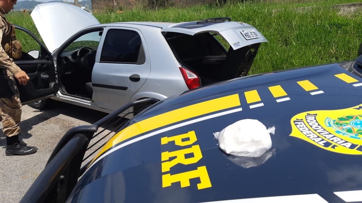 Quase meio quilo de cocaína é apreendido na BR-101