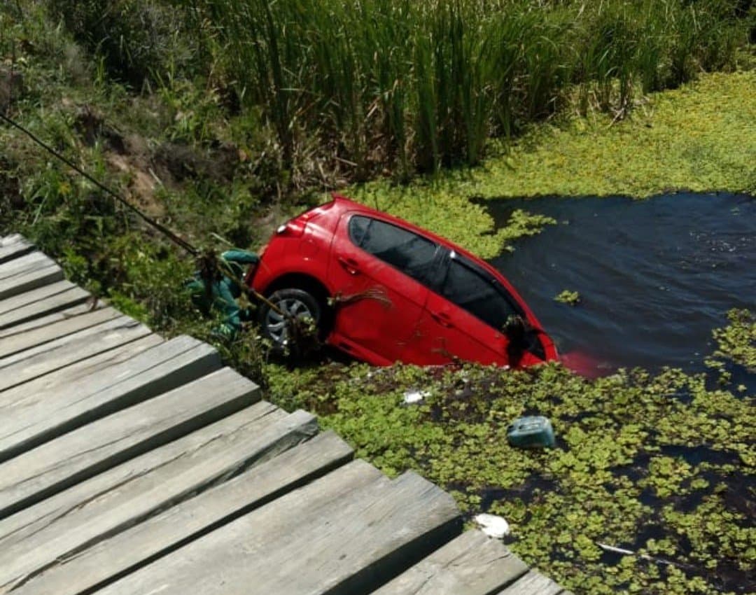 Carro cai de ponte e submerge a quatro metros de profundidade
