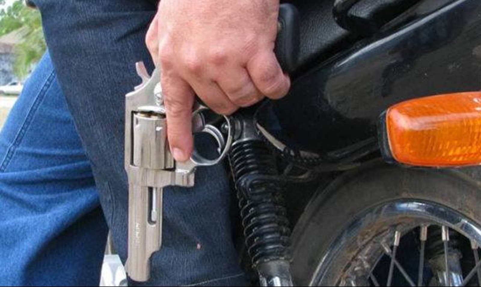 Gerente de posto tem malote roubado por ladrões armados