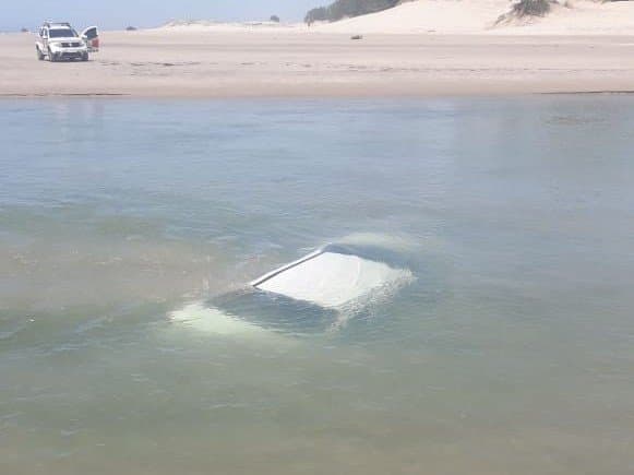Carro afunda na Barra do Torneiro, em Jaguaruna; motorista sai ilesa