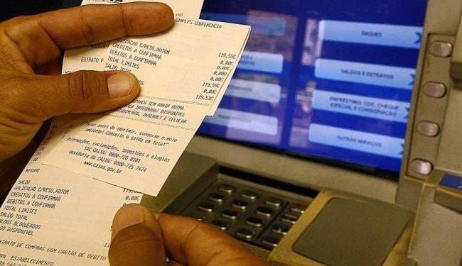 Cliente de banco tem carteira furtada no caixa eletrônico