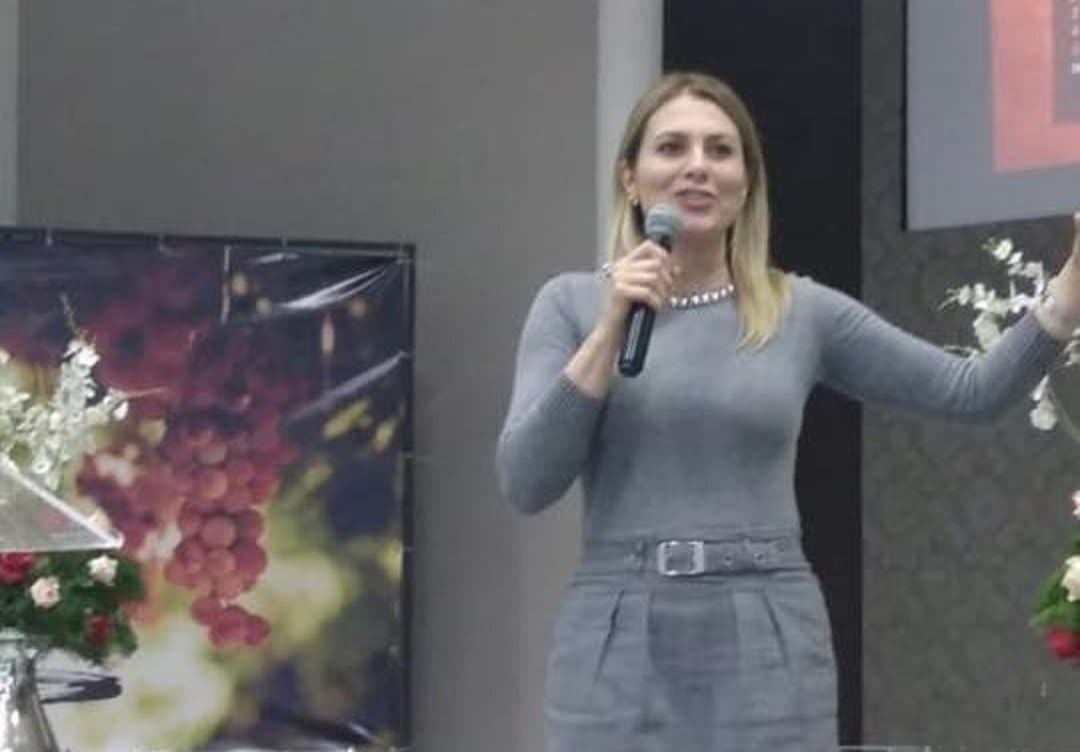 Lu Tokarski no gabinete de deputada do PSDB