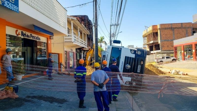 Caminhão da prefeitura tomba sobre calçada, no Centro