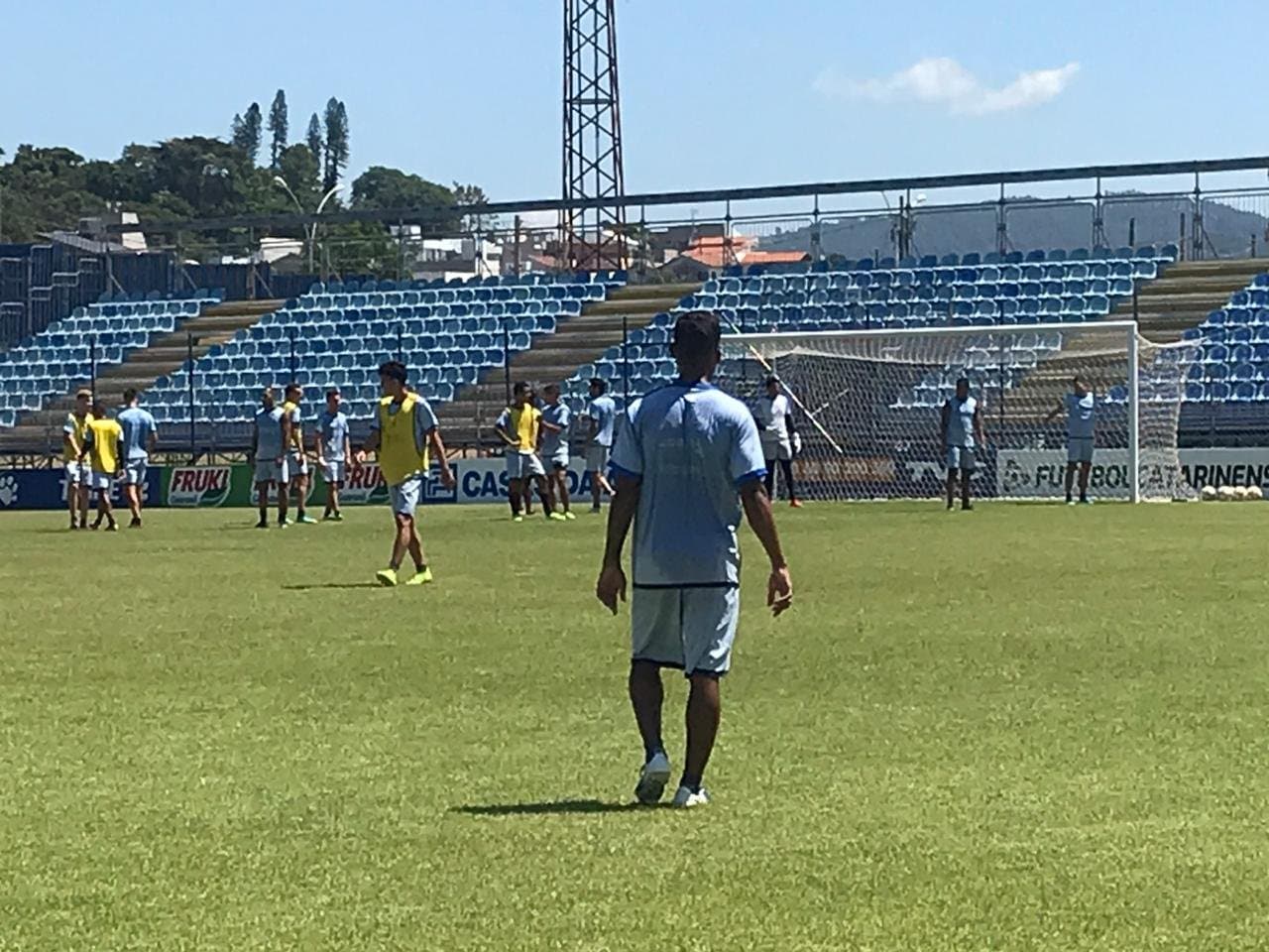 Jogadores do Tubarão protestam, durante treino, contra falta de pagamentos