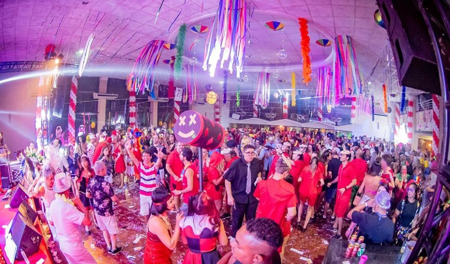 Baile Vermelho e Branco é nesta sexta-feira (17) no Clube 7