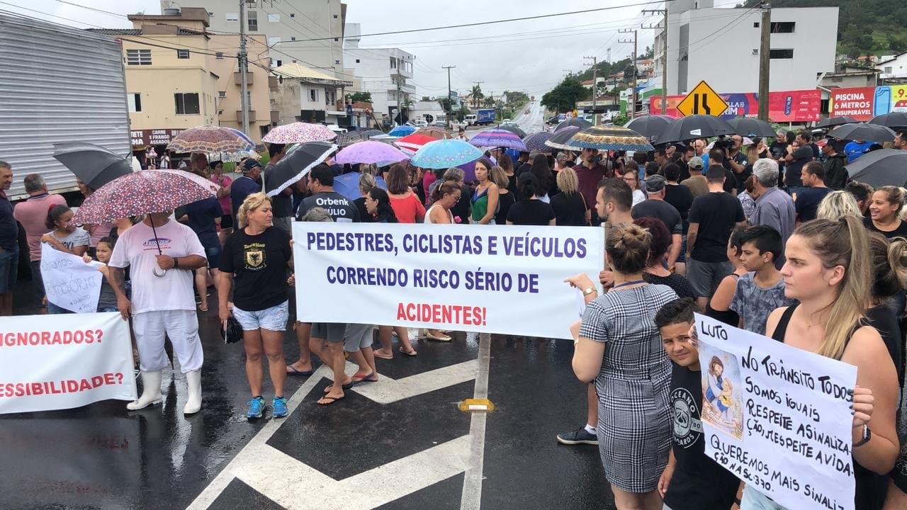 Moradores fecham parte da SC-370 para exigir investimentos e mais segurança