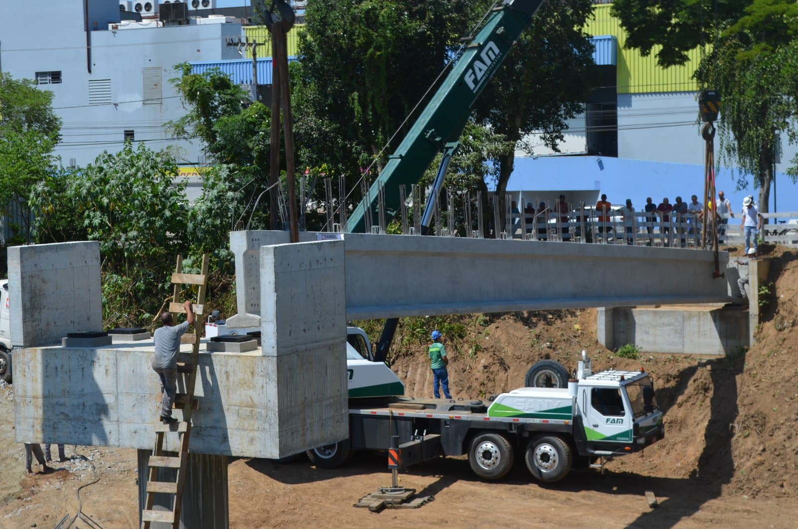 Primeiras vigas da passarela de concreto são instaladas