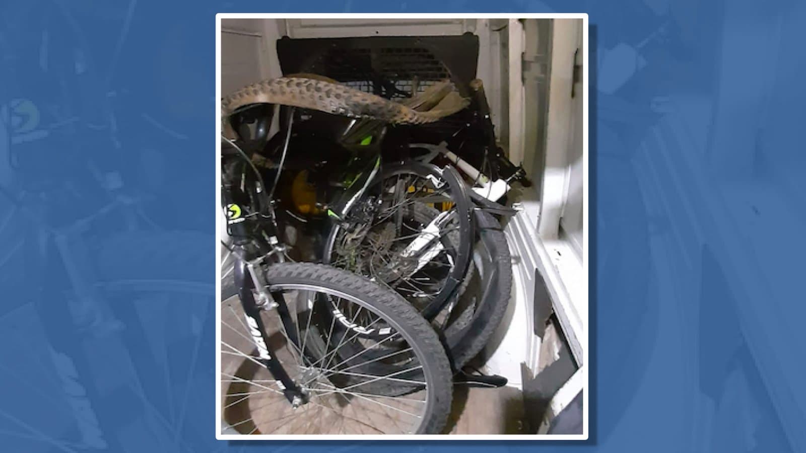 Embriagado, motorista é preso após atropelar três ciclistas