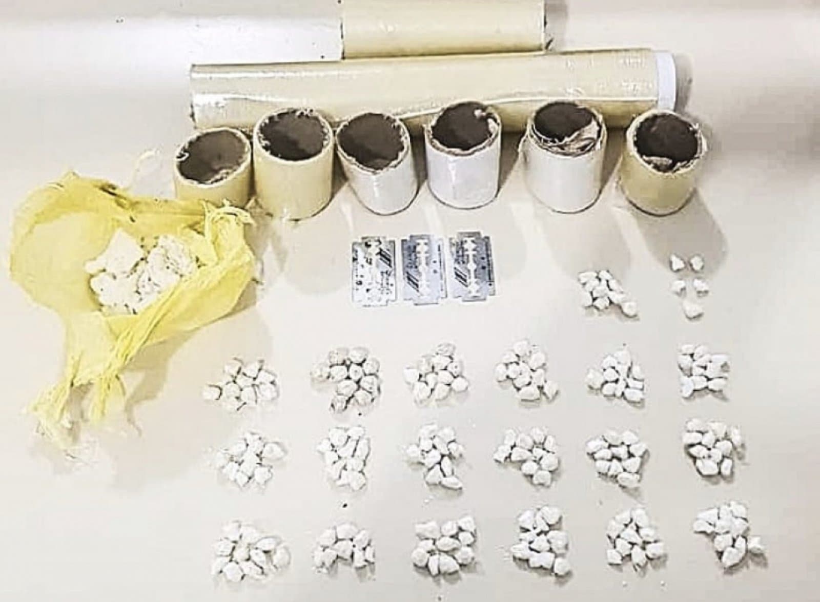 Dupla é presa por tráfico de drogas na Passagem