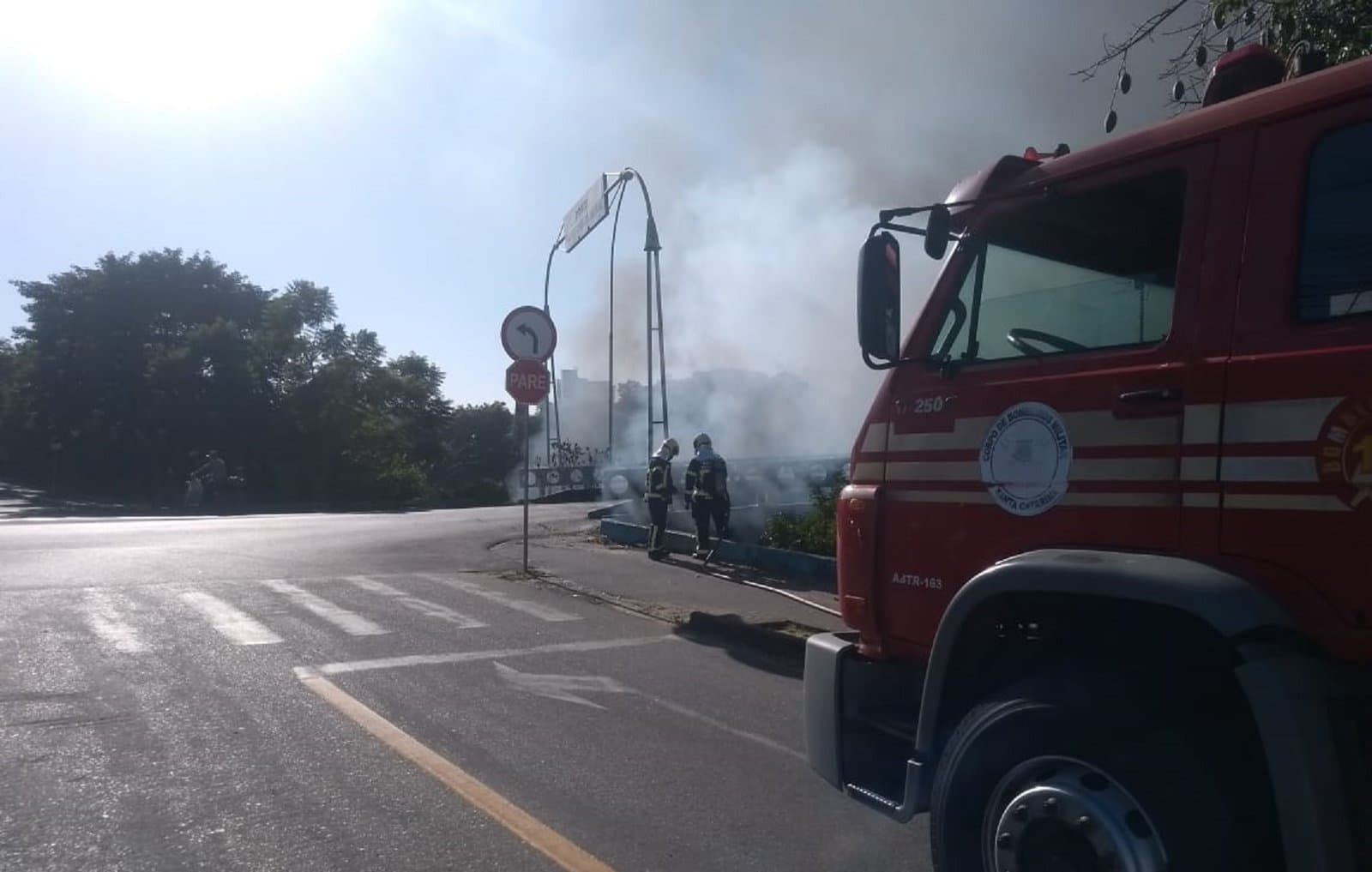 Incêndio embaixo de ponte danifica cabeamento de internet