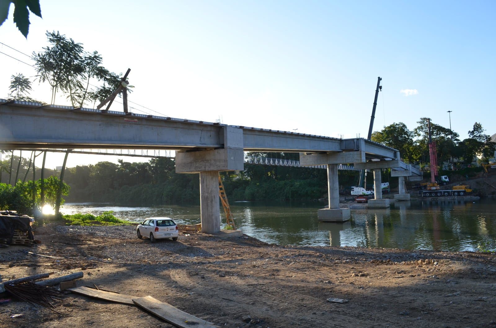 Últimas vigas são colocadas e passarela de concreto ganha forma