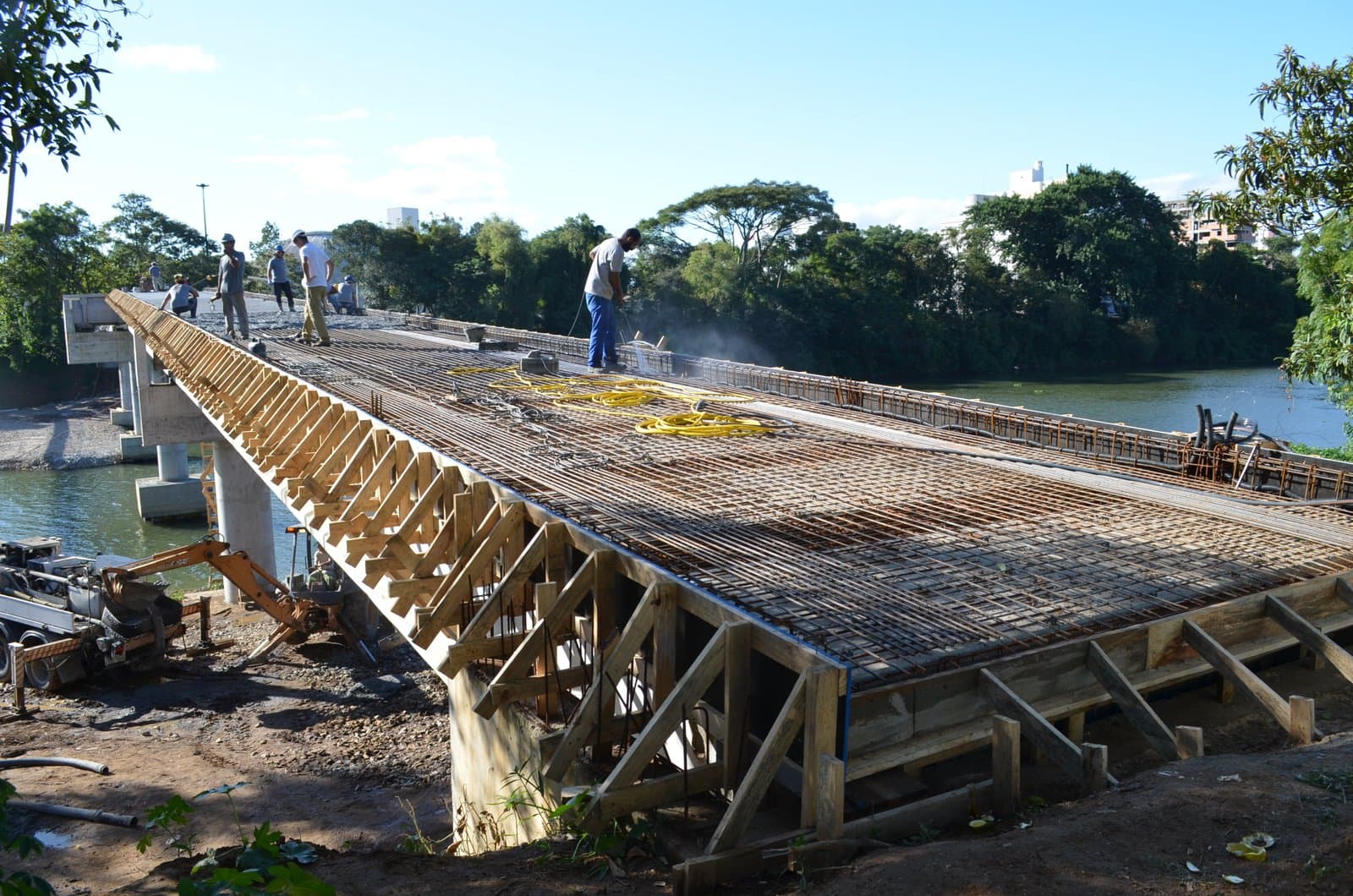 Passarela de concreto começa a receber o pavimento final