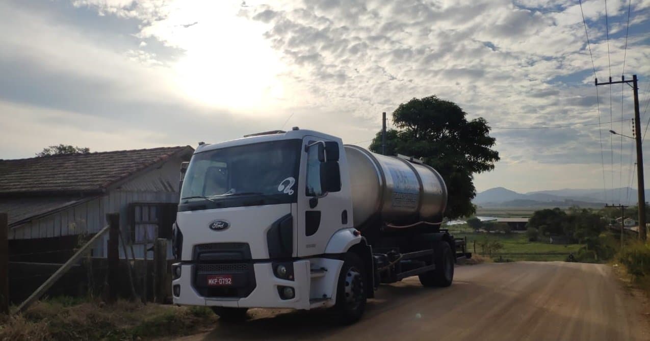 Água potável é distribuída a moradores do bairro Congonhas